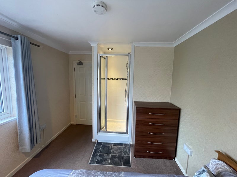 Large Double Room – Pin Green, Stevenage photo 15