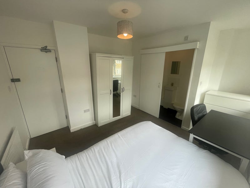 En-suite Double Room – Town Centre, Stevenage photo 18